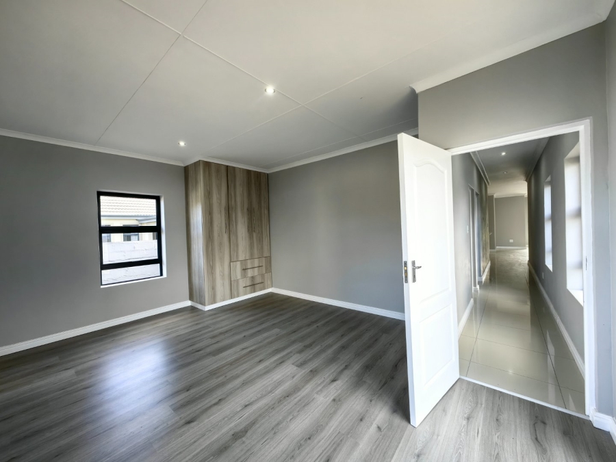 To Let 4 Bedroom Property for Rent in Blue Mountain Village Western Cape